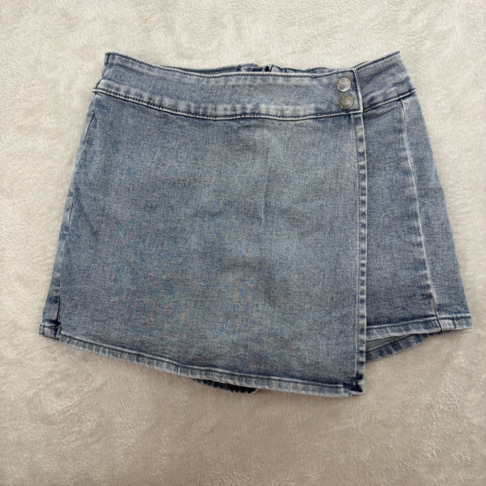 Guess Denim Light Wash Wrap Style Skort Woman's Size 4 Zipper Back